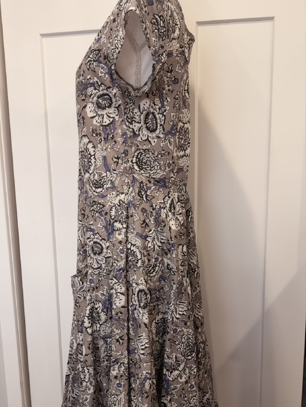 Dress Addict Floral Scoop Neck Midi Dress in Taupe and White M - Picture 3 of 7